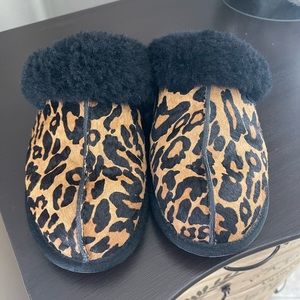 UGG Scuffette faux fur leopard print slipper